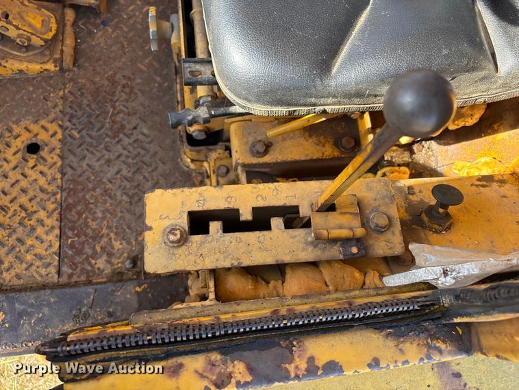 image for item FI0082 1975 International 412 elevating scraper