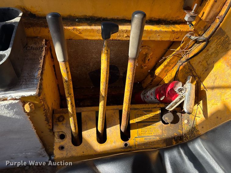 image for item FI0082 1975 International 412 elevating scraper