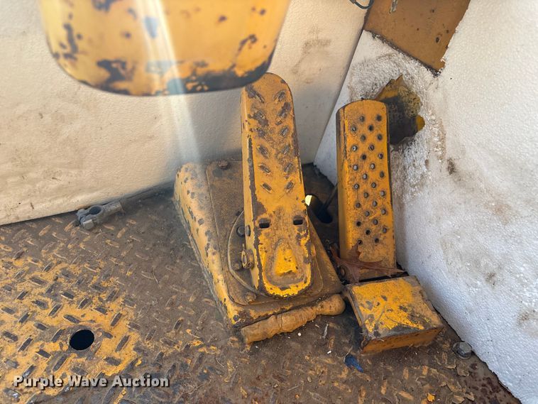 image for item FI0082 1975 International 412 elevating scraper