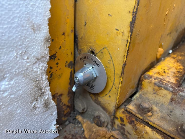 image for item FI0082 1975 International 412 elevating scraper