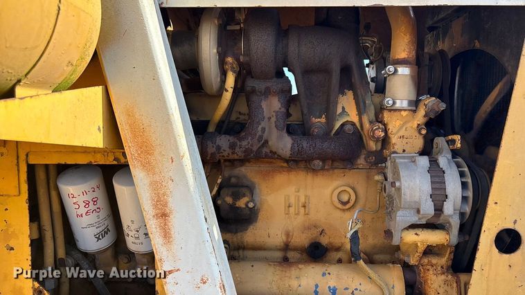 image for item FI0082 1975 International 412 elevating scraper