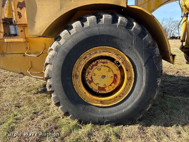 image for item FI0082 1975 International 412 elevating scraper