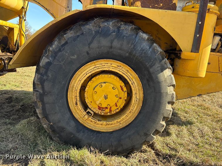 image for item FI0082 1975 International 412 elevating scraper