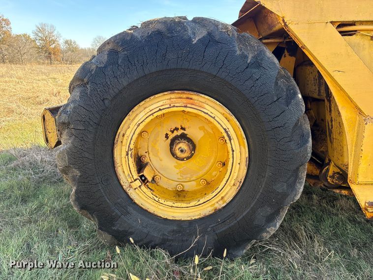 image for item FI0082 1975 International 412 elevating scraper