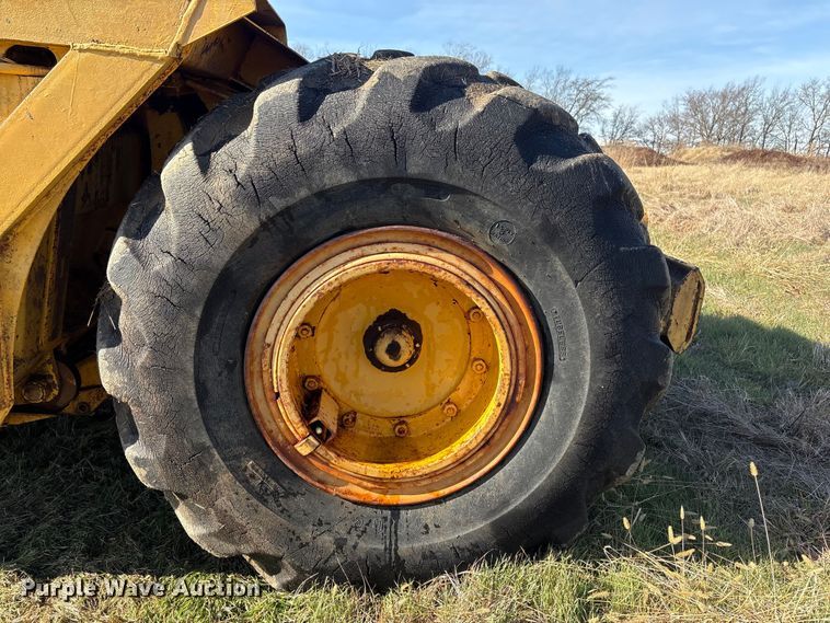 image for item FI0082 1975 International 412 elevating scraper