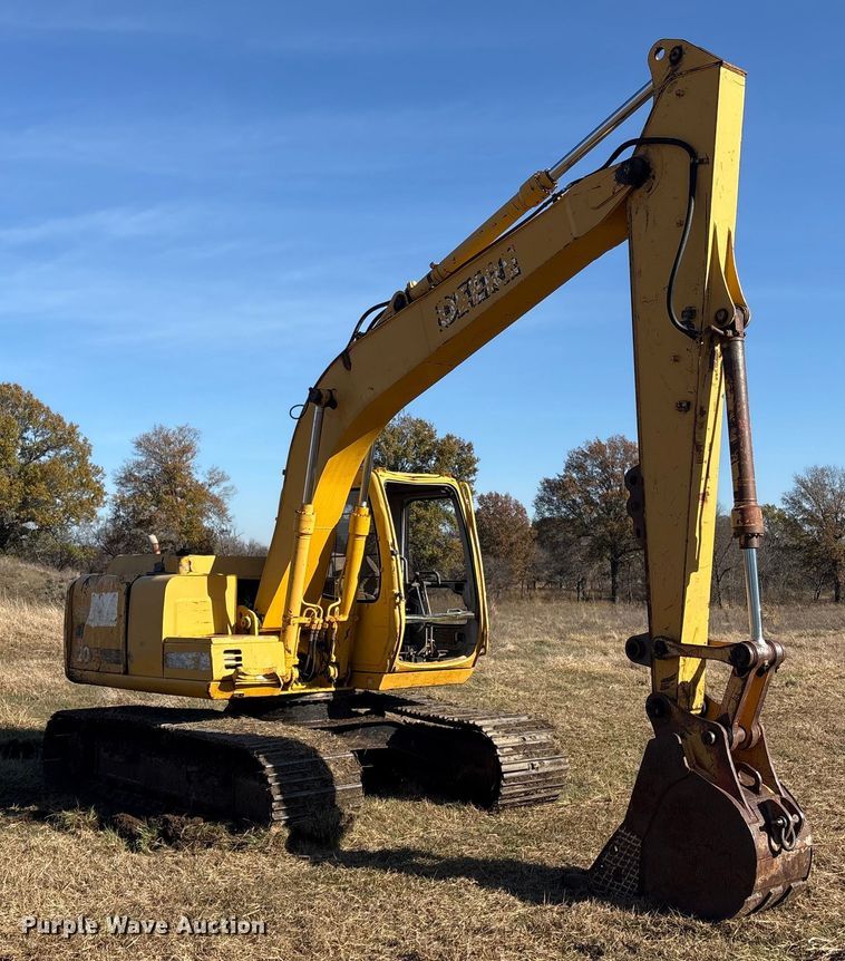 image for item FI0085 2002 John Deere 120 excavator