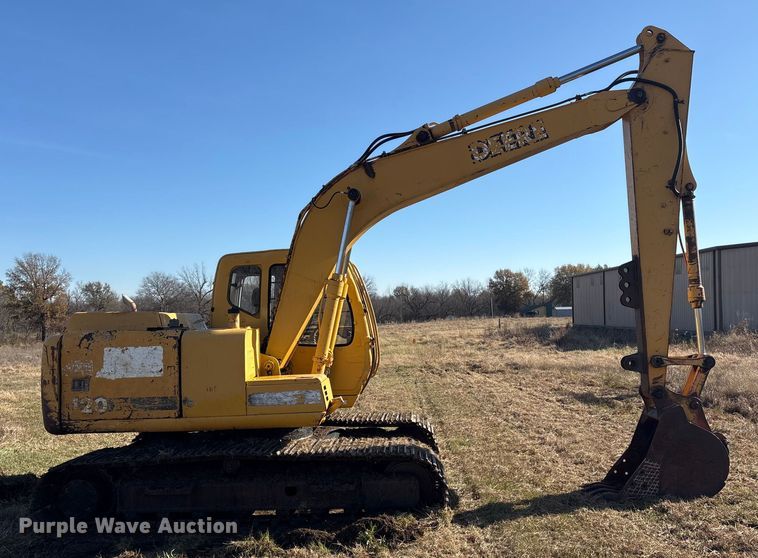 image for item FI0085 2002 John Deere 120 excavator