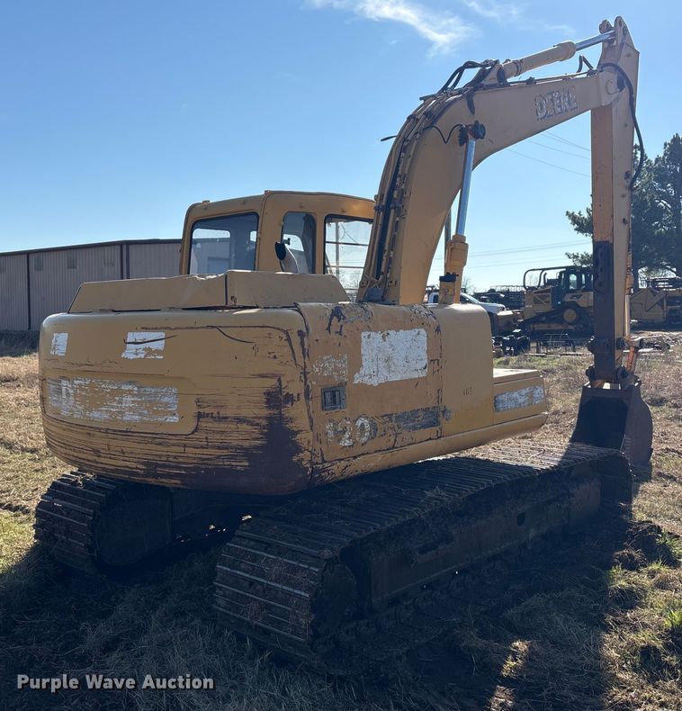 image for item FI0085 2002 John Deere 120 excavator