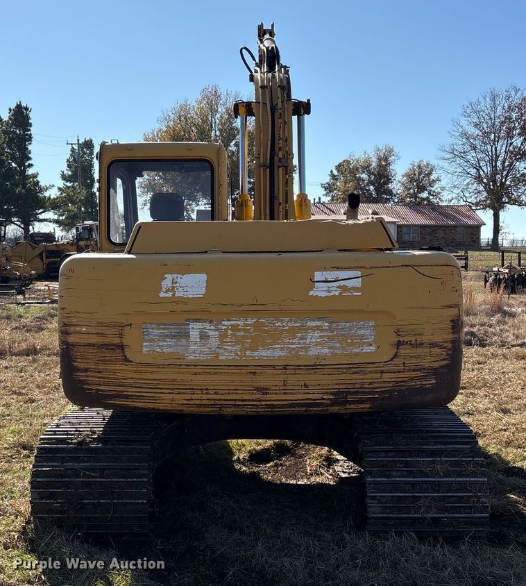 image for item FI0085 2002 John Deere 120 excavator