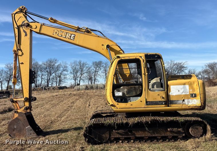 image for item FI0085 2002 John Deere 120 excavator