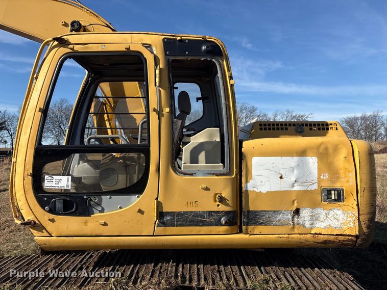 image for item FI0085 2002 John Deere 120 excavator