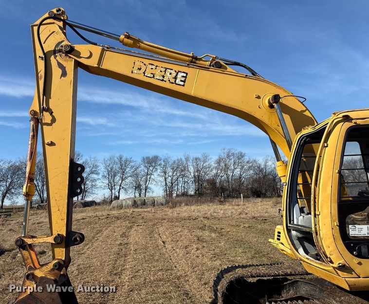 image for item FI0085 2002 John Deere 120 excavator