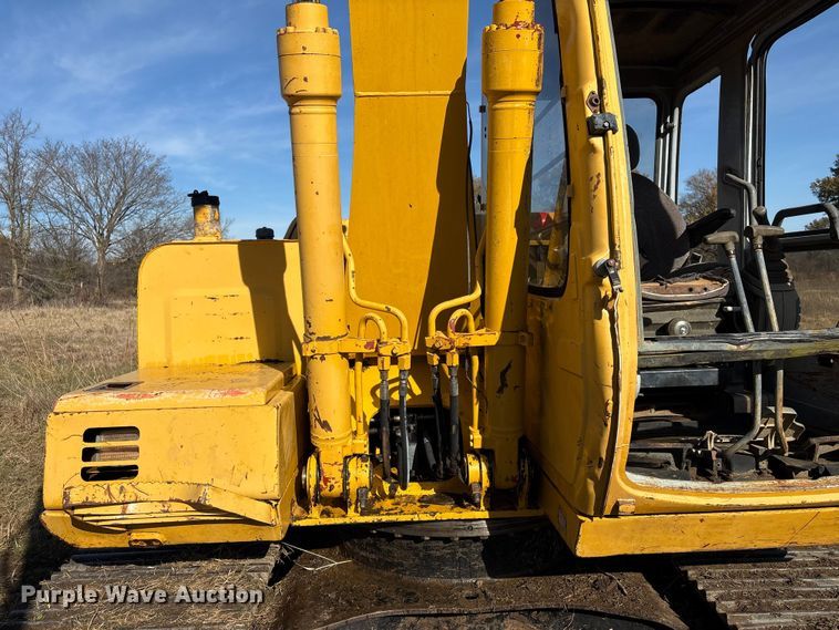 image for item FI0085 2002 John Deere 120 excavator