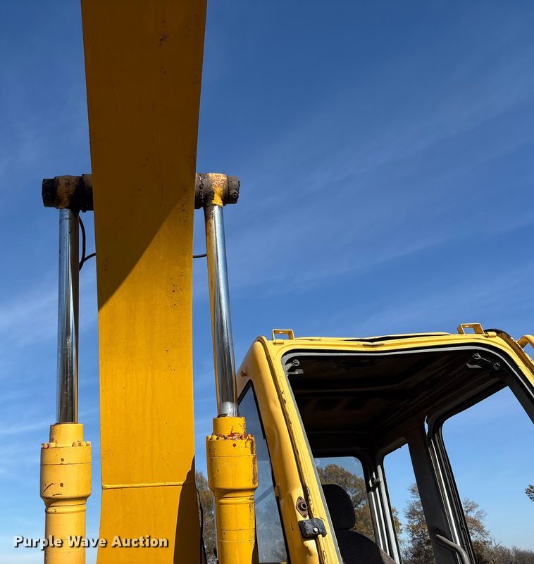 image for item FI0085 2002 John Deere 120 excavator