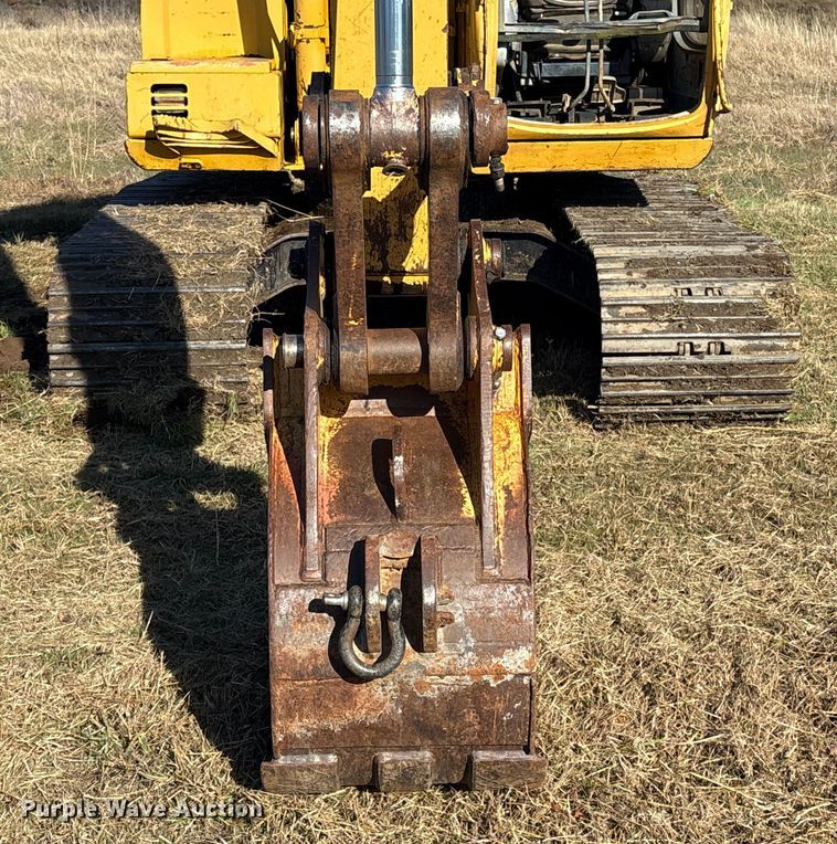 image for item FI0085 2002 John Deere 120 excavator