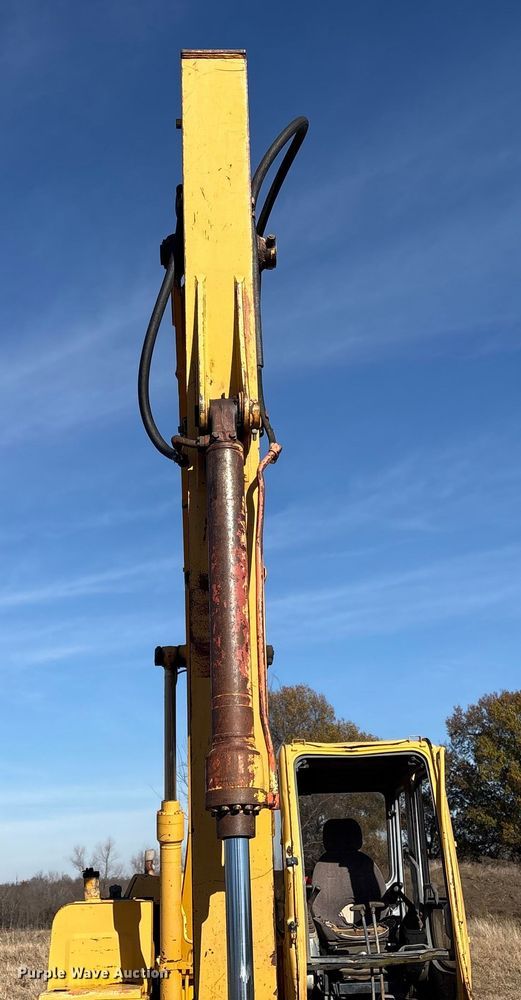 image for item FI0085 2002 John Deere 120 excavator