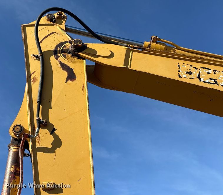 image for item FI0085 2002 John Deere 120 excavator