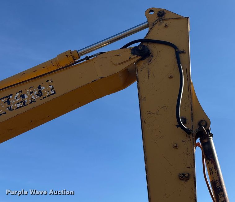 image for item FI0085 2002 John Deere 120 excavator