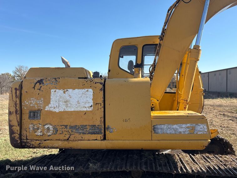 image for item FI0085 2002 John Deere 120 excavator