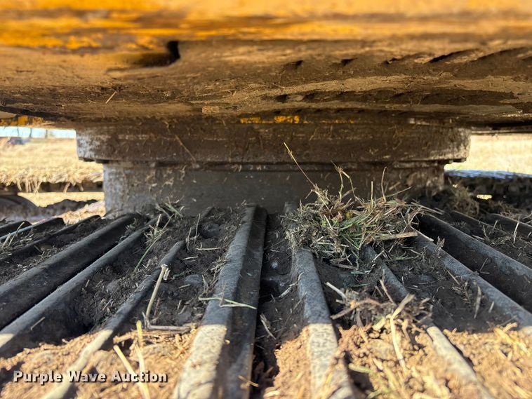 image for item FI0085 2002 John Deere 120 excavator