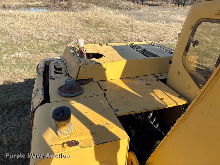 image for item FI0085 2002 John Deere 120 excavator