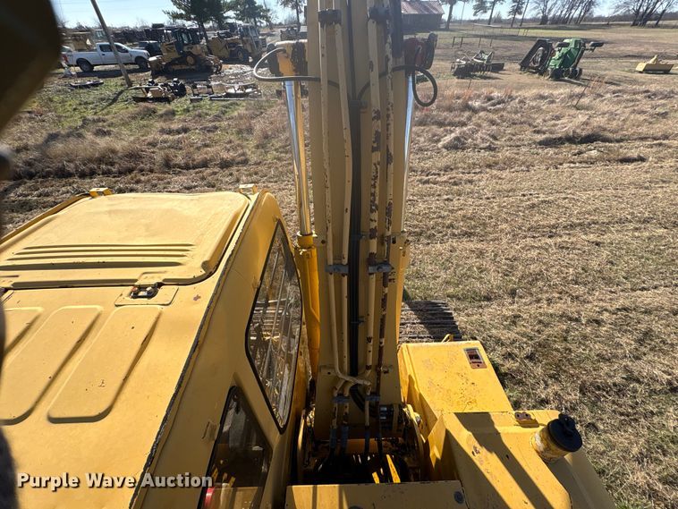 image for item FI0085 2002 John Deere 120 excavator