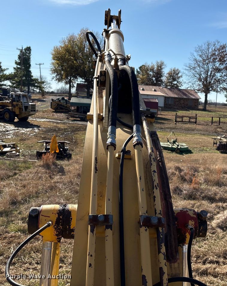 image for item FI0085 2002 John Deere 120 excavator