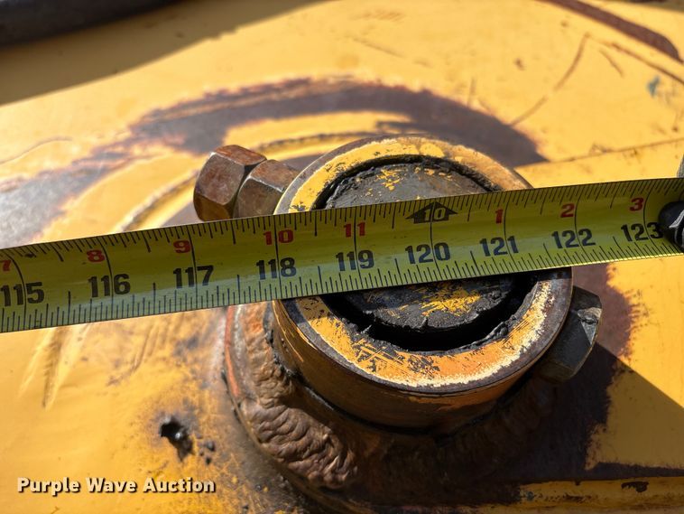 image for item FI0085 2002 John Deere 120 excavator