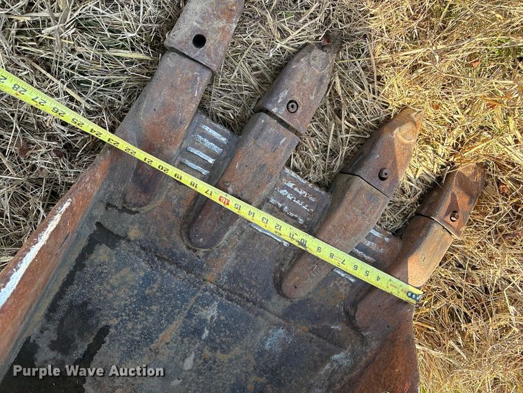 image for item FI0085 2002 John Deere 120 excavator