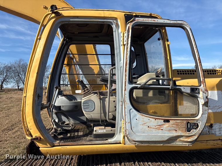 image for item FI0085 2002 John Deere 120 excavator