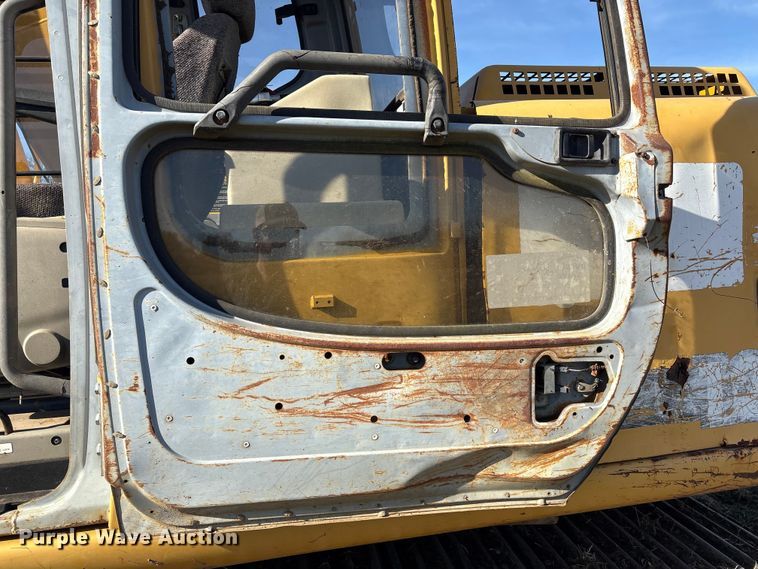 image for item FI0085 2002 John Deere 120 excavator