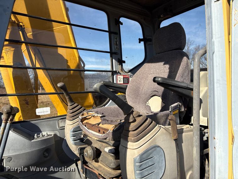 image for item FI0085 2002 John Deere 120 excavator