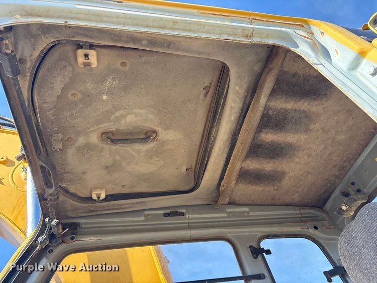 image for item FI0085 2002 John Deere 120 excavator