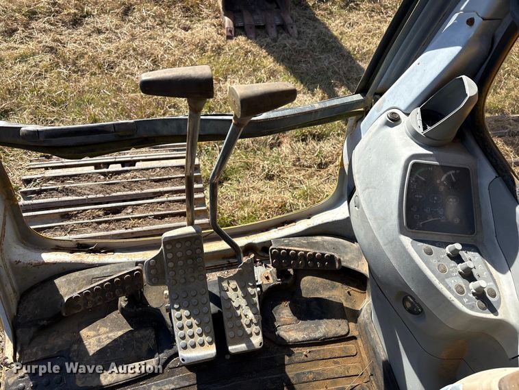 image for item FI0085 2002 John Deere 120 excavator