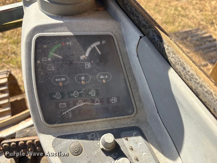 image for item FI0085 2002 John Deere 120 excavator