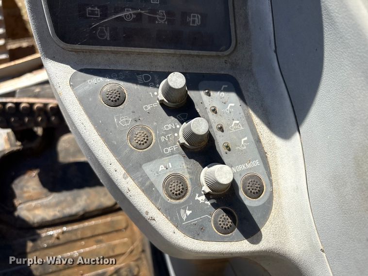 image for item FI0085 2002 John Deere 120 excavator