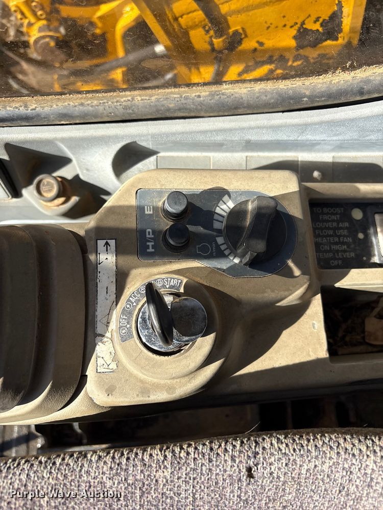 image for item FI0085 2002 John Deere 120 excavator