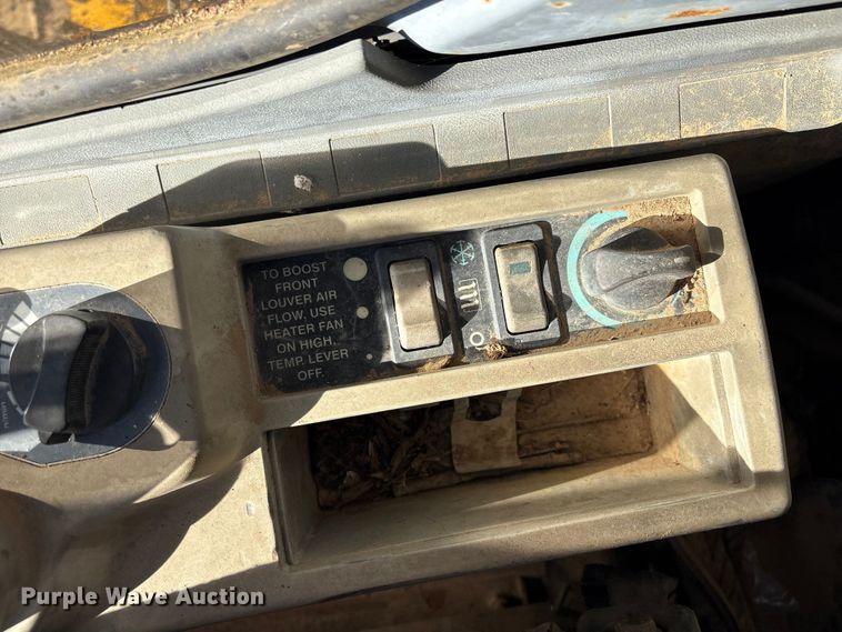 image for item FI0085 2002 John Deere 120 excavator