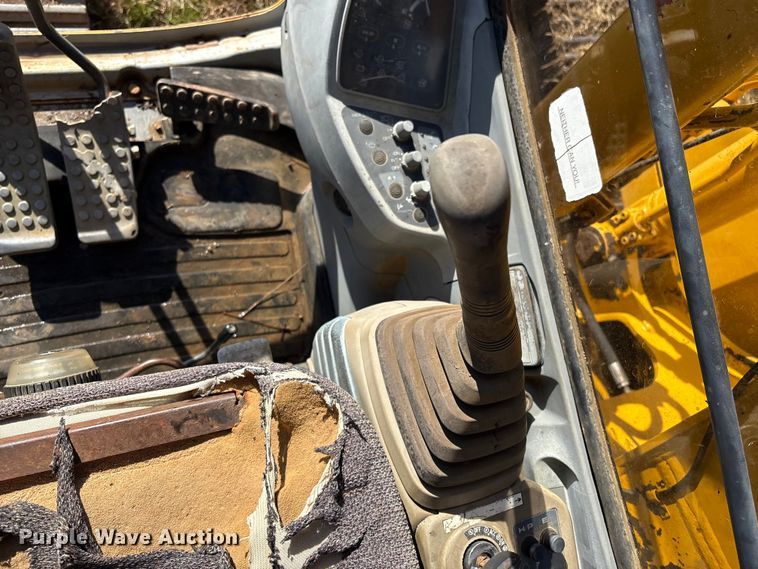 image for item FI0085 2002 John Deere 120 excavator