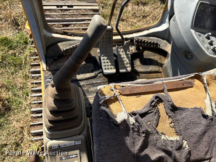 image for item FI0085 2002 John Deere 120 excavator