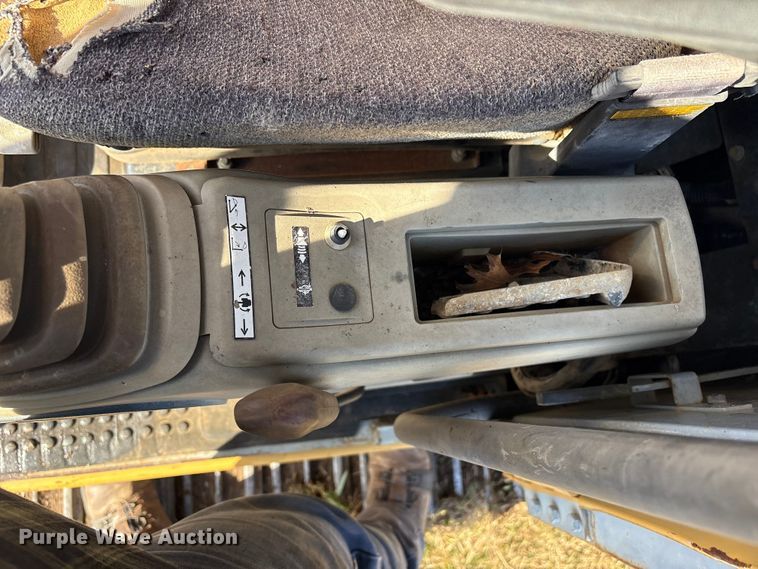 image for item FI0085 2002 John Deere 120 excavator