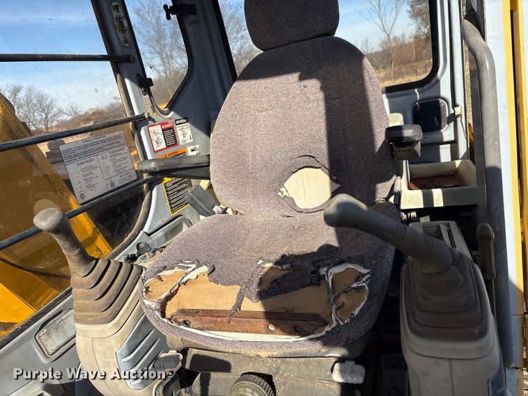 image for item FI0085 2002 John Deere 120 excavator