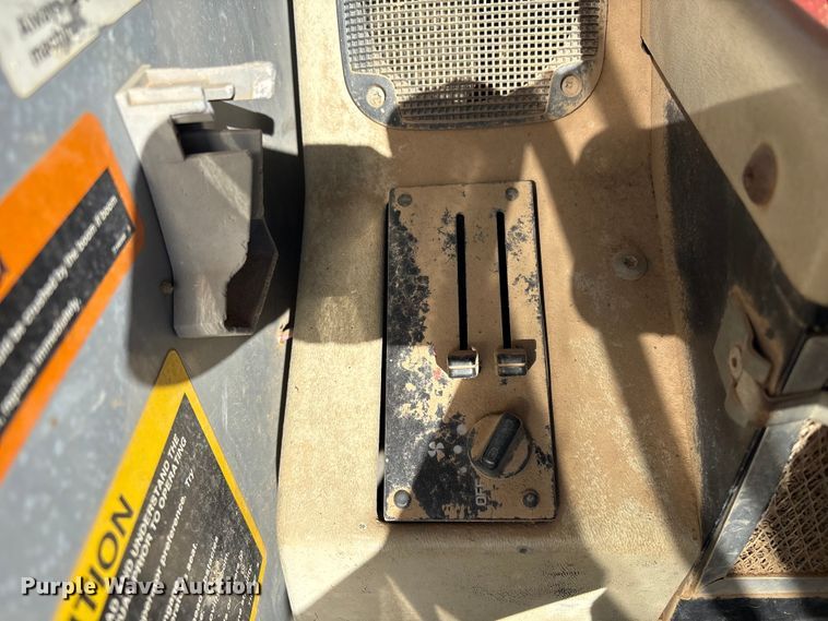 image for item FI0085 2002 John Deere 120 excavator