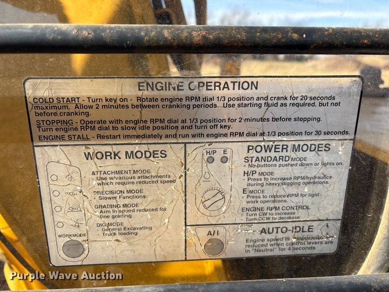 image for item FI0085 2002 John Deere 120 excavator