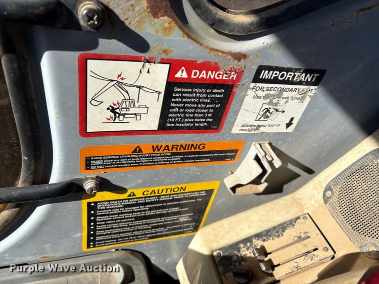 image for item FI0085 2002 John Deere 120 excavator