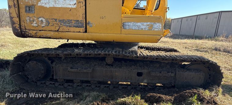 image for item FI0085 2002 John Deere 120 excavator