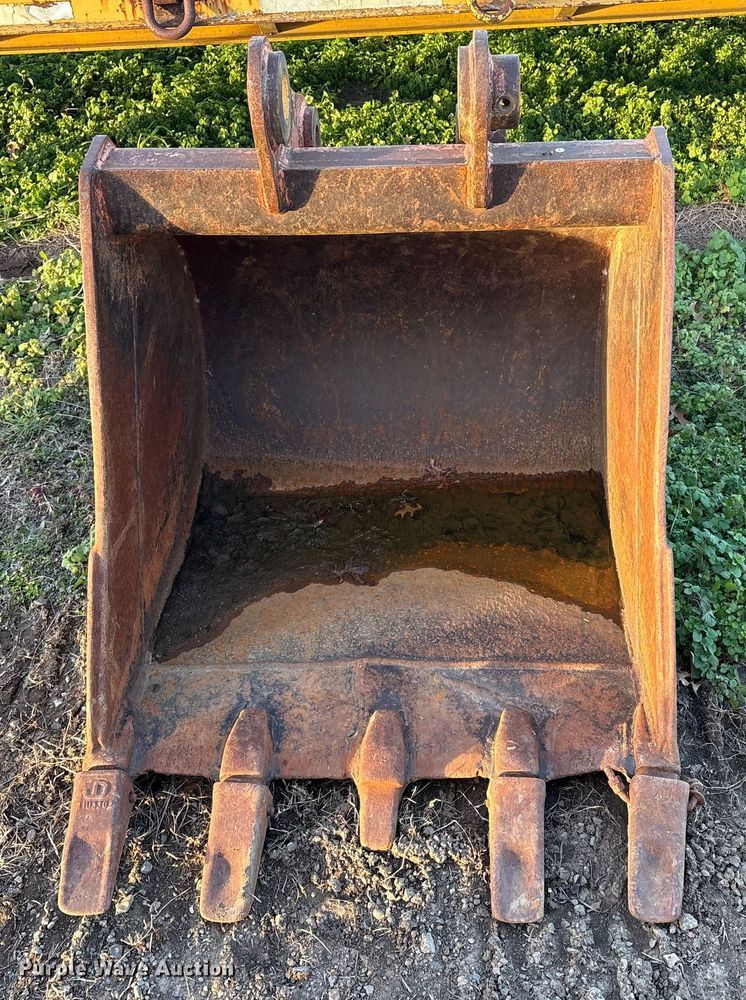 image for item FI0085 2002 John Deere 120 excavator