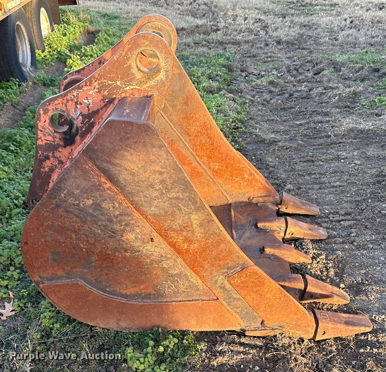 image for item FI0085 2002 John Deere 120 excavator