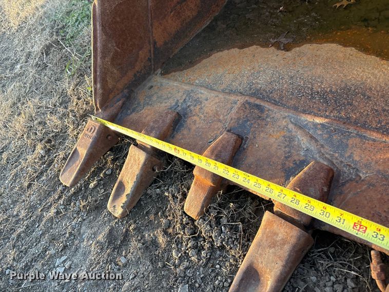 image for item FI0085 2002 John Deere 120 excavator