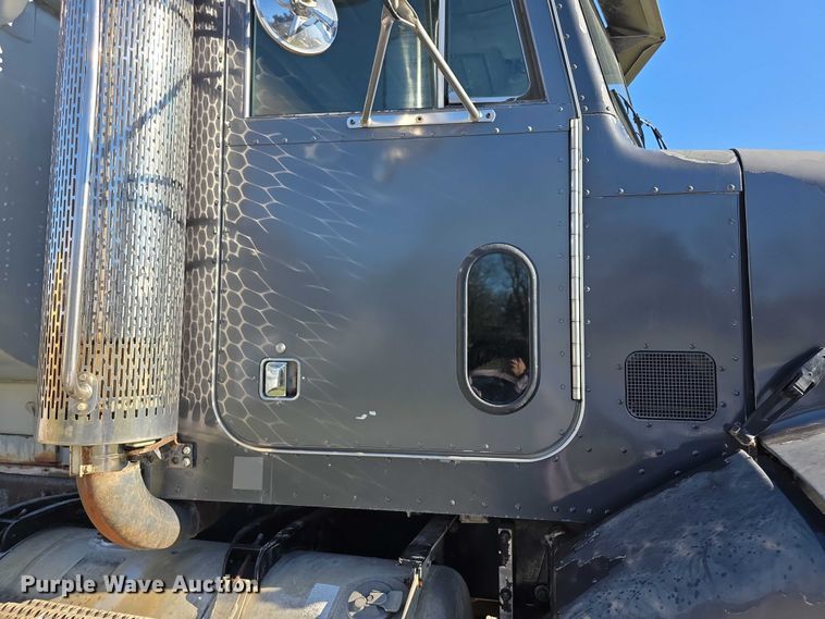 image for item FI0709 1997 Peterbilt 385 dump truck